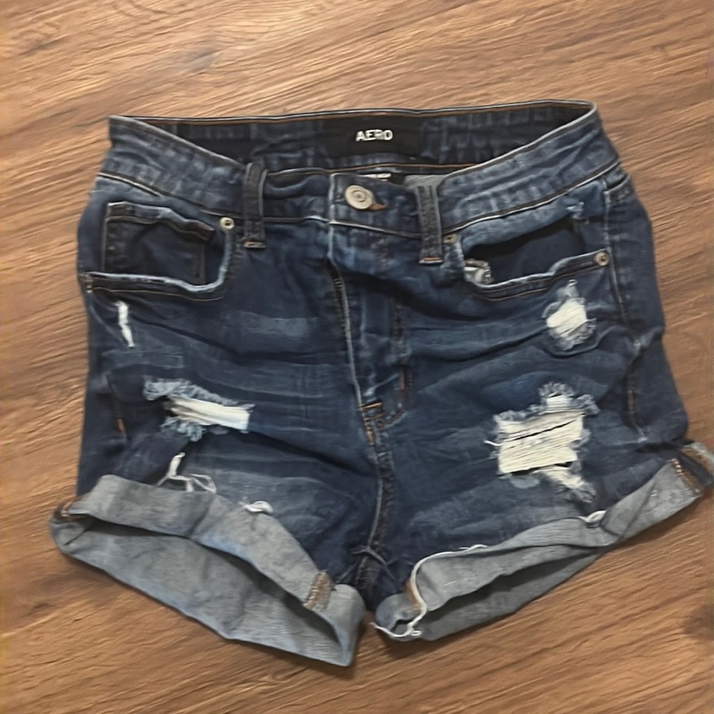 Aero sz4 super stretch distressed shorts